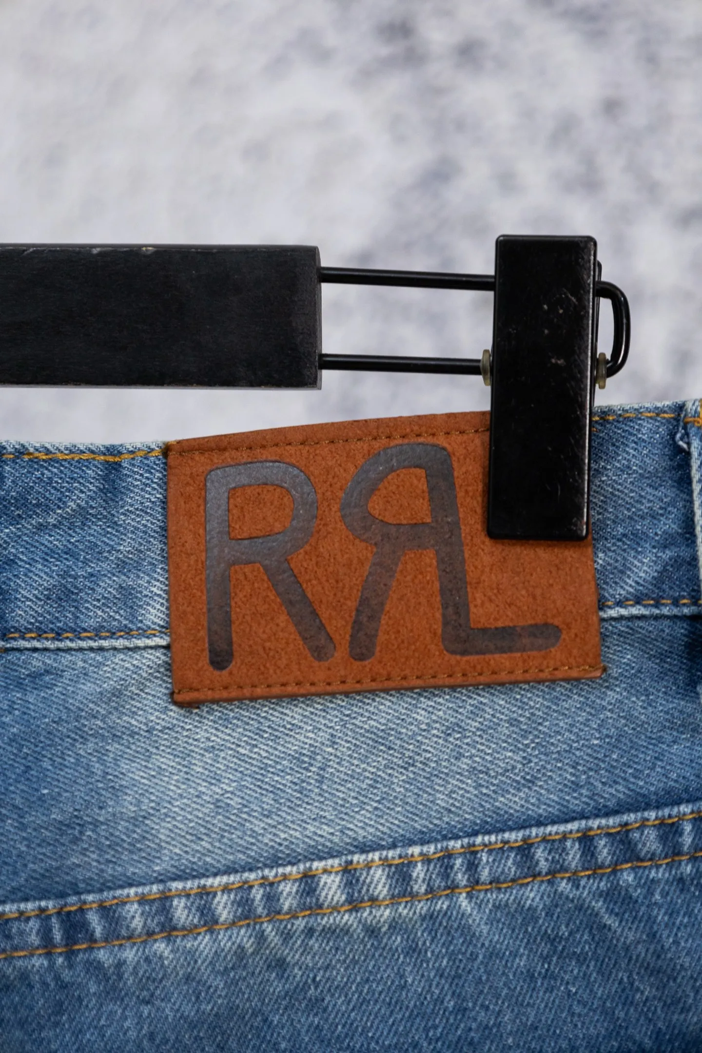 P230 Ralph Lauren 2026RRL retro ripped jeans, American retro essentials, classic loose fit: 13.75oz Japanese selvage denim, made in the United States, 100% cotton, perfect texture! Durable and non-shrinking: Mechanical pre-shrunk finishing® technology, still fit after long-term wear, retro wash has a more timeless taste ~ Size: 28--34 Color: Denim blue